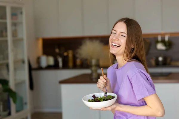 Porträt Einer Jungen Lachenden Frau Mit Einem Teller Frischen Salats — Stockfoto