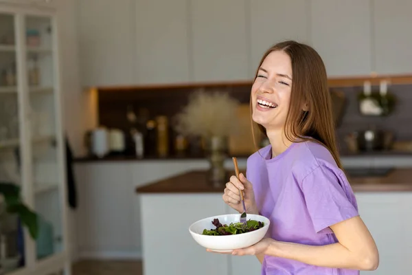 Retrato Joven Mujer Riendo Con Plato Ensalada Fresca Pie Cocina — Foto de Stock