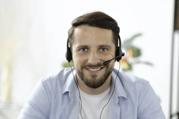 Porträtt Stilig Ung Chef Eller Call Center Arbetare Headset Tittar — Stockfoto