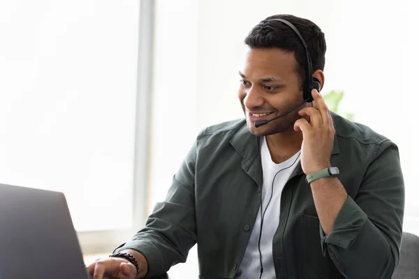 Gerente Atención Cliente Indio Feliz Chat Auriculares Con Cliente Utilizando —  Fotos de Stock