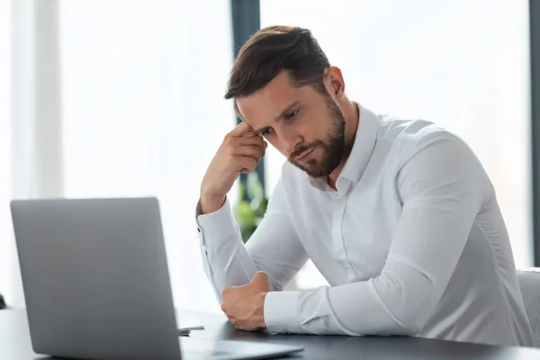 Pobre Resultado Financeiro Mês Empresário Frustrado Olhando Para Tela Laptop — Fotografia de Stock