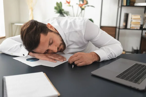 Joven Hombre Negocios Caucásico Cansado Quedó Dormido Escritorio Oficina Analizando —  Fotos de Stock