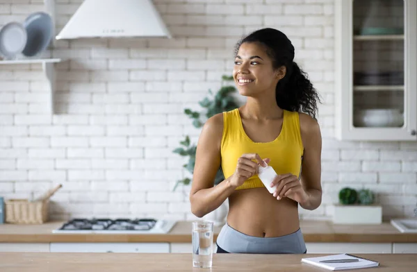 Mujer Afroamericana Deportiva Feliz Ropa Deportiva Sosteniendo Una Botella Suplementos —  Fotos de Stock