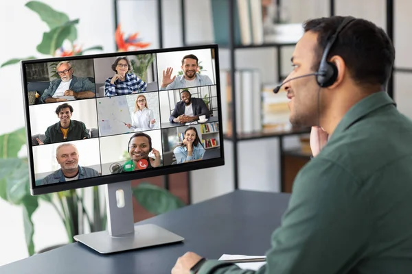 Reunión Concepto Línea Joven Hombre Negocios Indio Que Utiliza Ordenador — Foto de Stock