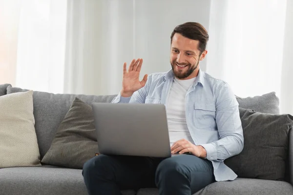 Hombre Caucásico Feliz Utiliza Ordenador Portátil Para Videollamada Mientras Está —  Fotos de Stock