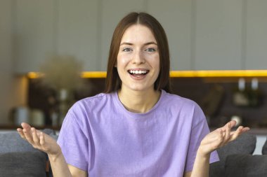 Kafadan çekilen gülümseyen beyaz kadın evinde oturup bilgisayar kamerasıyla hoş bir konferans veriyor. İnternetteki binlerce yıllık kadın sohbeti, teknoloji konsepti.