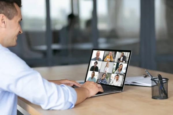 Grupo Conceito Brainstorm Empregado Caucasiano Usa Computador Portátil Para Reunião — Fotografia de Stock