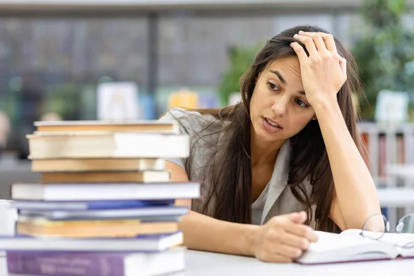 Hermosa Mujer Caucásica Estudiante Resentida Gran Cantidad Material Educativo Sentado — Foto de Stock