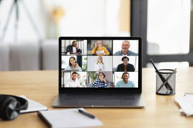 Ofis işyeri. Laptop ekranında, insanlar bir video konferansına katılıyorlar, Sanal toplantı, Çevrimiçi iş konsepti