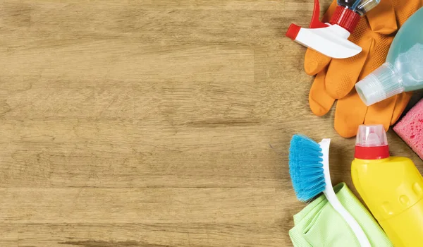 Schoonmaakconcept Set Schoonmaakbenodigdheden Houten Ondergrond Met Kopieerruimte Bovenaanzicht — Stockfoto