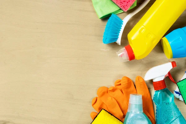Diverse Schoonmaak Benodigdheden Sprays Flessen Spons Rubber Handschoenen Houten Ondergrond — Stockfoto