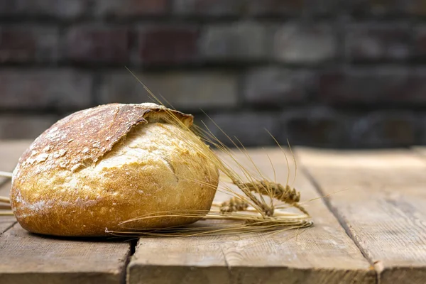 Bakery Background Whole Loaf Fresh Crispy Bread Wooden Table Ears — Foto Stock