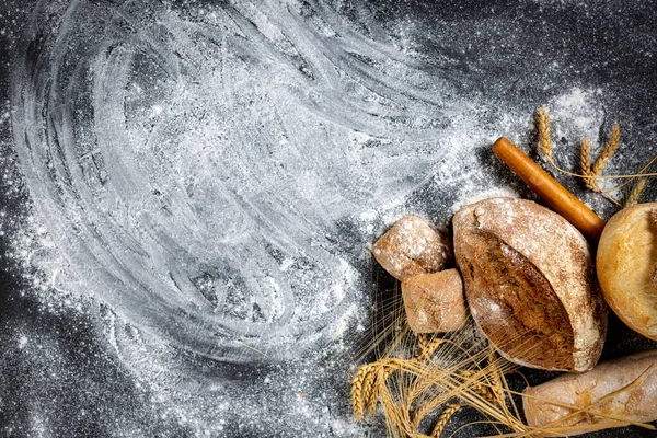 Пекарня Свежеиспеченный Хрустящий Хлеб Булочки Колосьями Пшеницы Темном Фоне Видом — стоковое фото