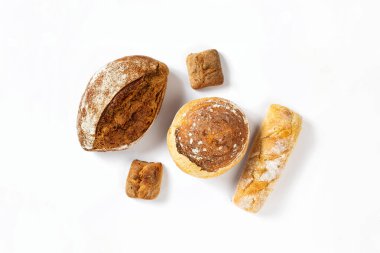 Fırın. Beyaz arka plan görünümlü taze kızarmış ekmek ve çörekler, düz yatar