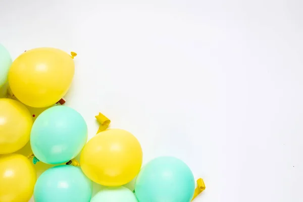 Geburtstagsgrußkarte Flach Gelegt Verschiedene Bunte Luftballons Auf Weißem Hintergrund Von — Stockfoto