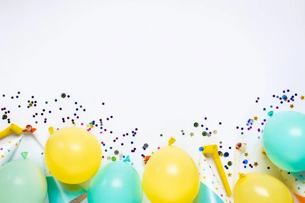 Bunte Luftballons Und Dekoration Party Auf Weißem Hintergrund Draufsicht Geburtstagsgrußkarte — Stockfoto