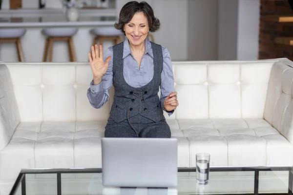 Mujer Negocios Envejecida Caucásica Con Computadora Portátil Mano Ondas Saluda —  Fotos de Stock