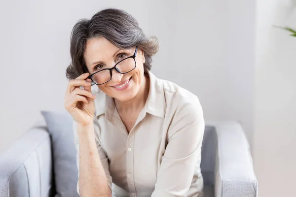 Portrait Beautiful Aged Woman Glasses Looking Camera Smiles Friendly — Stock Photo, Image