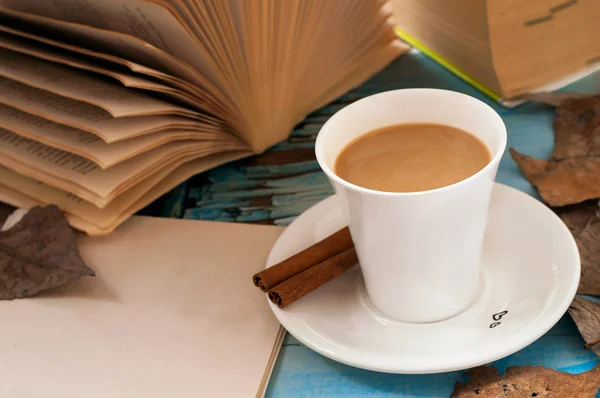 Koffie in boeken — Stockfoto