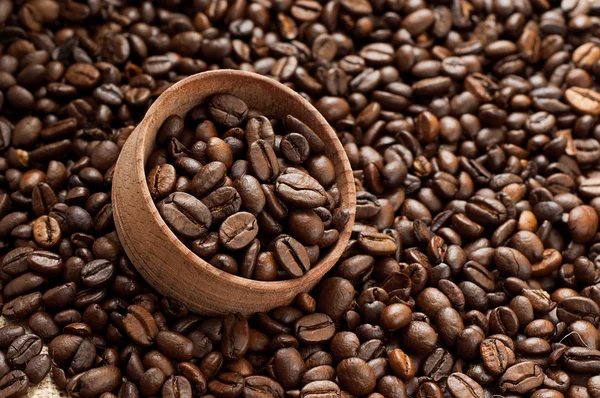 Koffie bonen in een houten kom voor opslag — Stockfoto