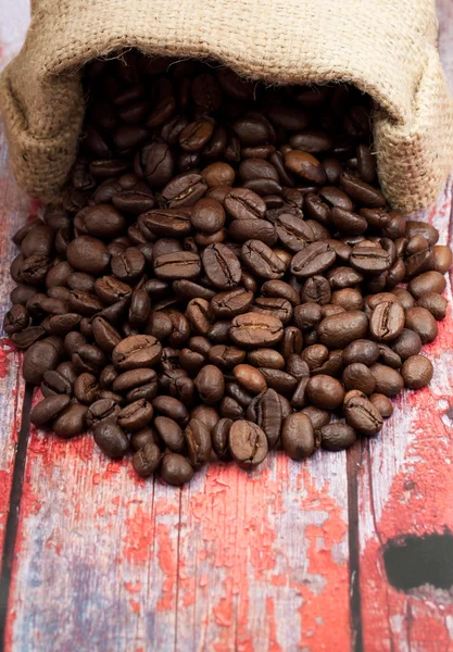 Koffiebonen laten vallen uit de zak — Stockfoto