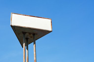 Gökyüzü arkaplanındaki reklam panosu