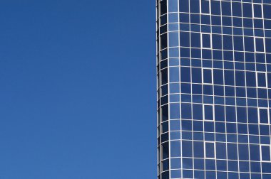 Gökyüzüne karşı ofis binası