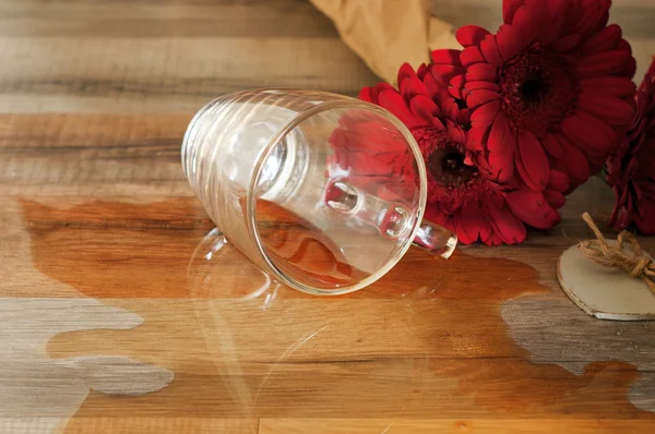 Tasse de thé renversée sur la table — Photo