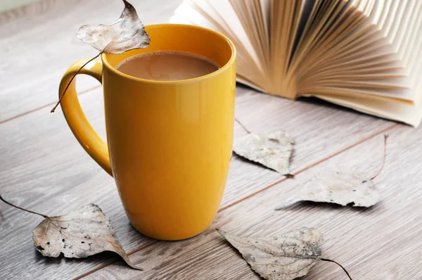 Koffie met melk in een kopje — Stockfoto