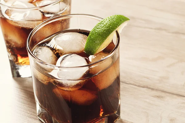 Cocktail med cola och is — Stockfoto