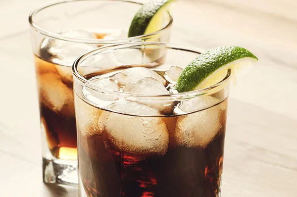 Cocktail com cola e gelo — Fotografia de Stock