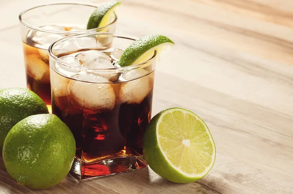 Cocktail med cola och is — Stockfoto