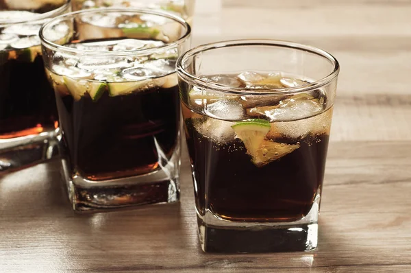 Cocktail com cola e gelo — Fotografia de Stock