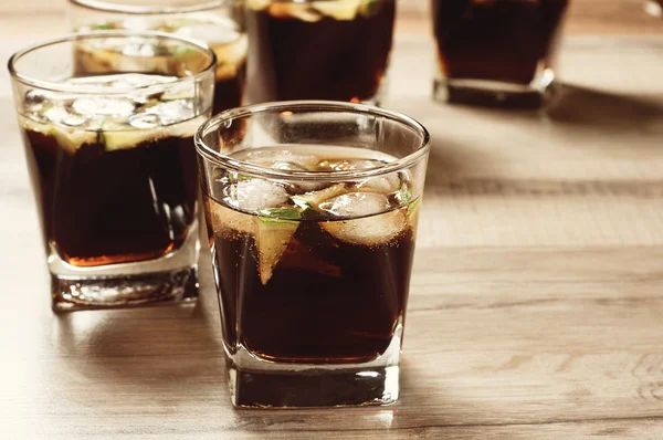 Cocktail com cola e gelo — Fotografia de Stock