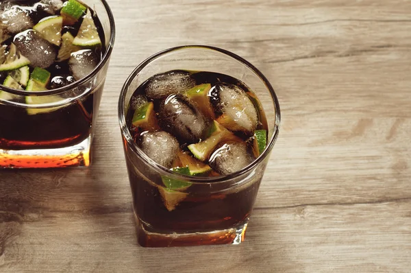 Cóctel con cola y hielo — Foto de Stock