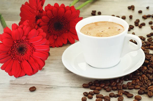Coffee flavored. Near flowers — Stock Photo, Image