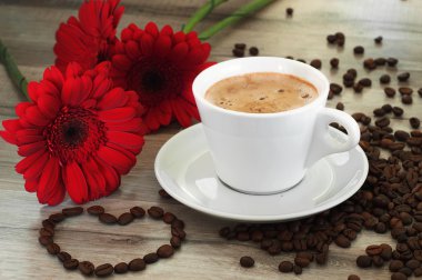 Kahve ve güzel çiçekler