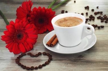 Kahve ve güzel çiçekler