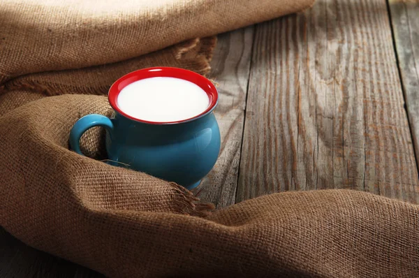 Milch in einem schönen Becher — Stockfoto