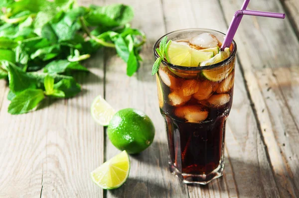 Cocktail med cola och is — Stockfoto