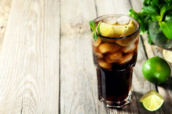 Cocktail mit Cola und Eis — Stockfoto