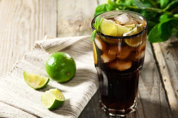 Cóctel con cola y hielo — Foto de Stock