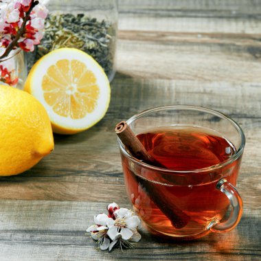 Bir fincan çay ve çiçek.