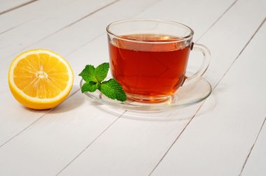 Siyah çay bir fincan limon ve nane ile