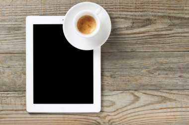 Tablet bilgisayarınızla siyah kahve