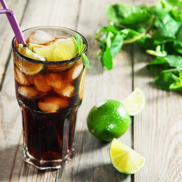 Cocktail med cola och is — Stockfoto