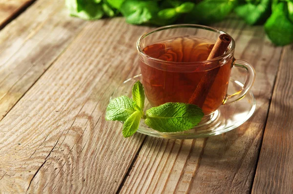 Черный чай в стакане и блюдце — стоковое фото