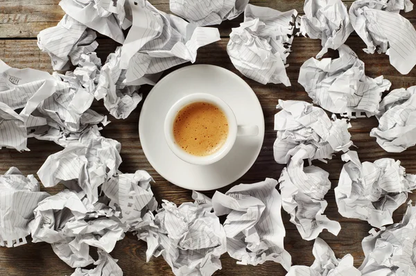 Cup of black coffee and crumpled paper — Zdjęcie stockowe