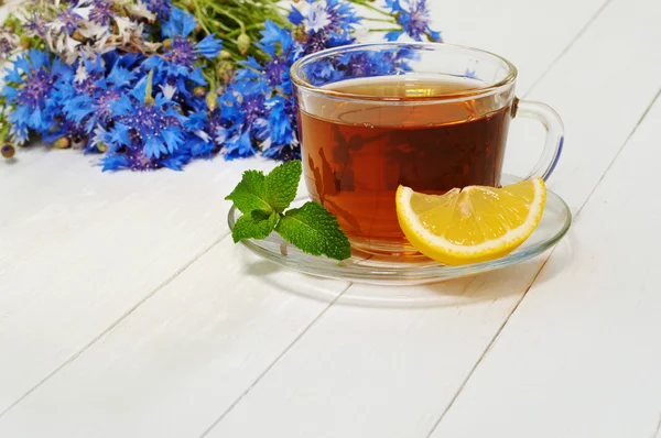 Cup of tea and flowers — Stock Photo, Image