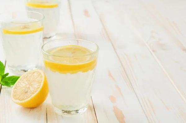 Освежающий лимонад — стоковое фото